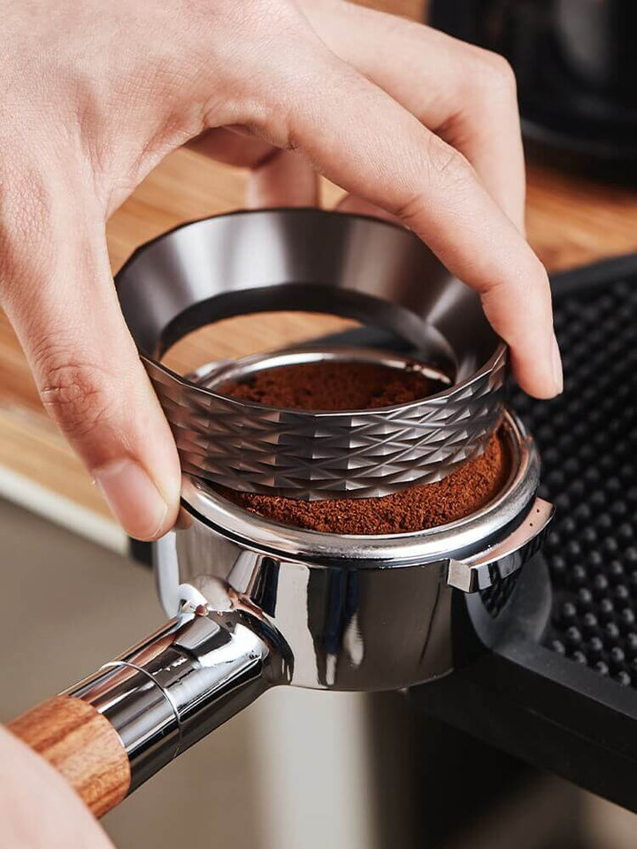 Magnetic espresso dosing ring in black, 51 mm